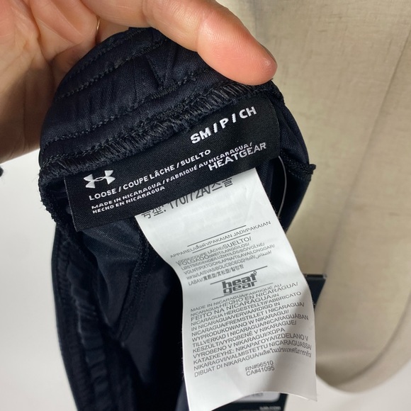 NWT UNDER ARMOUR Women’s Relaxed Fit Heat Gear Shorts Black Small - Picture 4 of 7